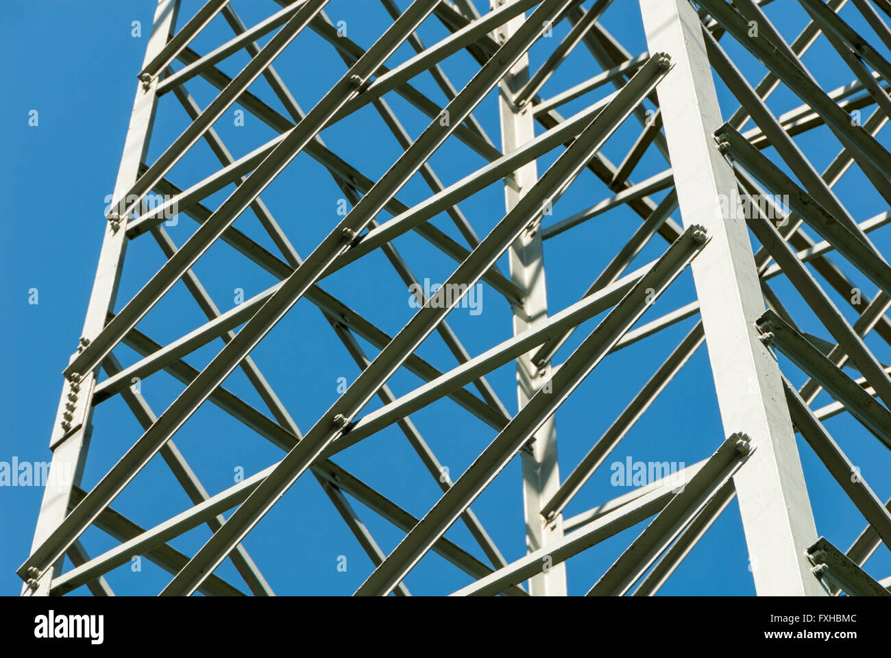 Stahlgitter Mast einer Hochspannungsleitung Stockfoto