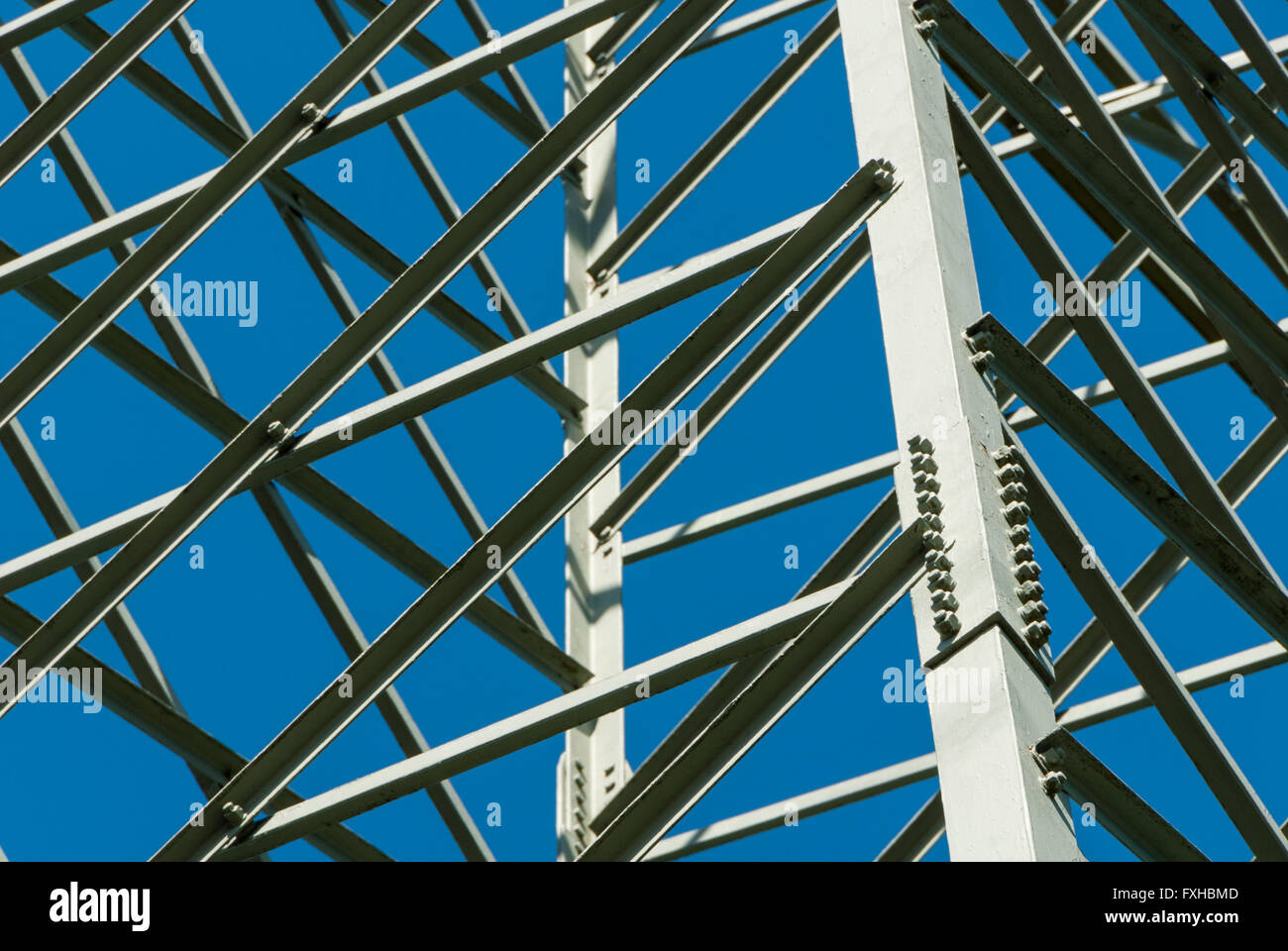 Stahlgitter Mast einer Hochspannungsleitung Stockfoto