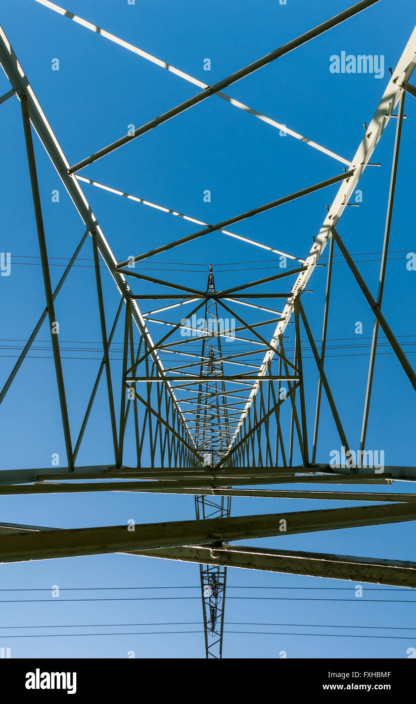 Stahlgitter Mast einer Hochspannungsleitung Stockfoto