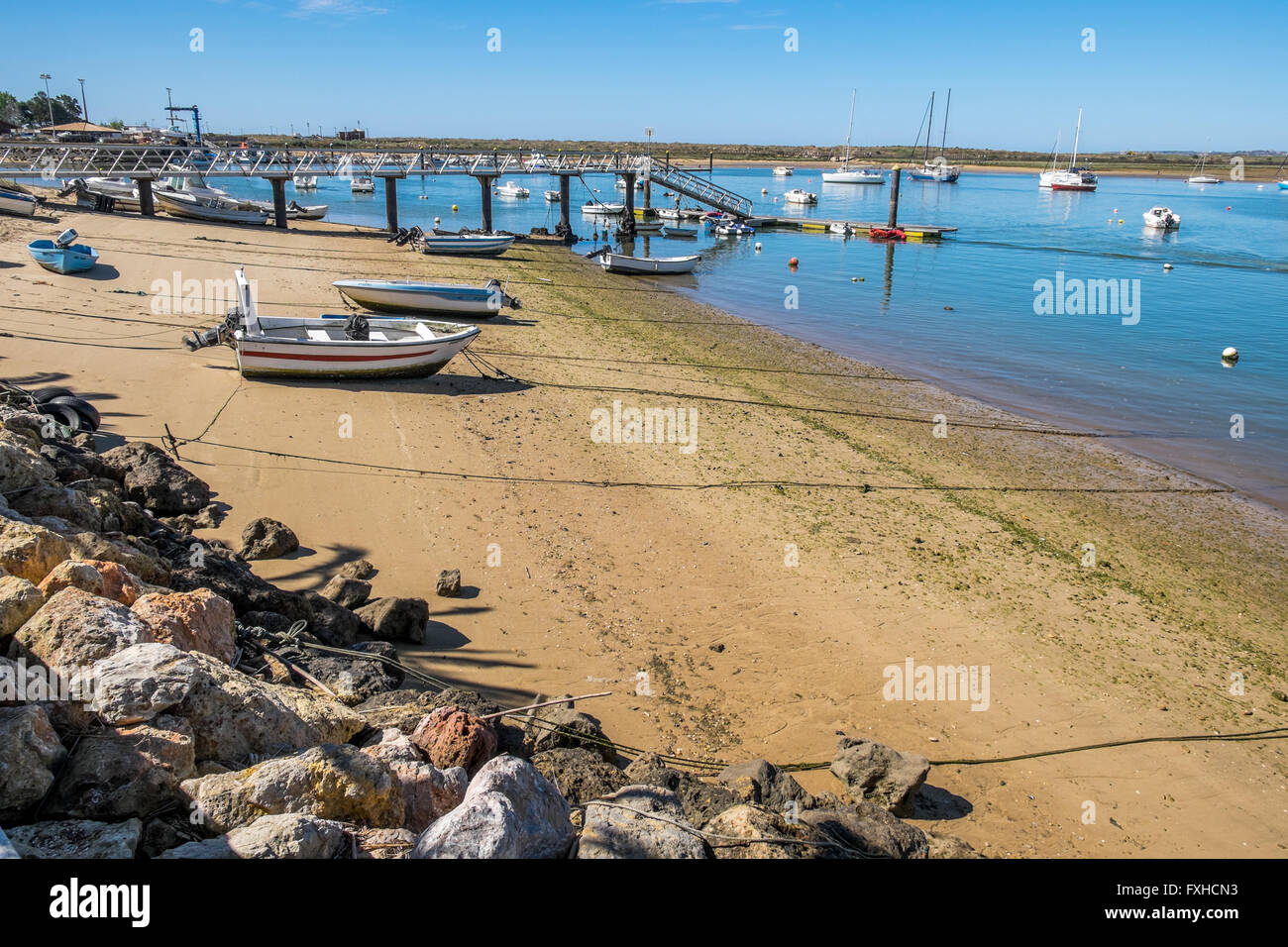 Ein Boot wurde aus dem Wasser auf den Strand gezogen. Stockfoto