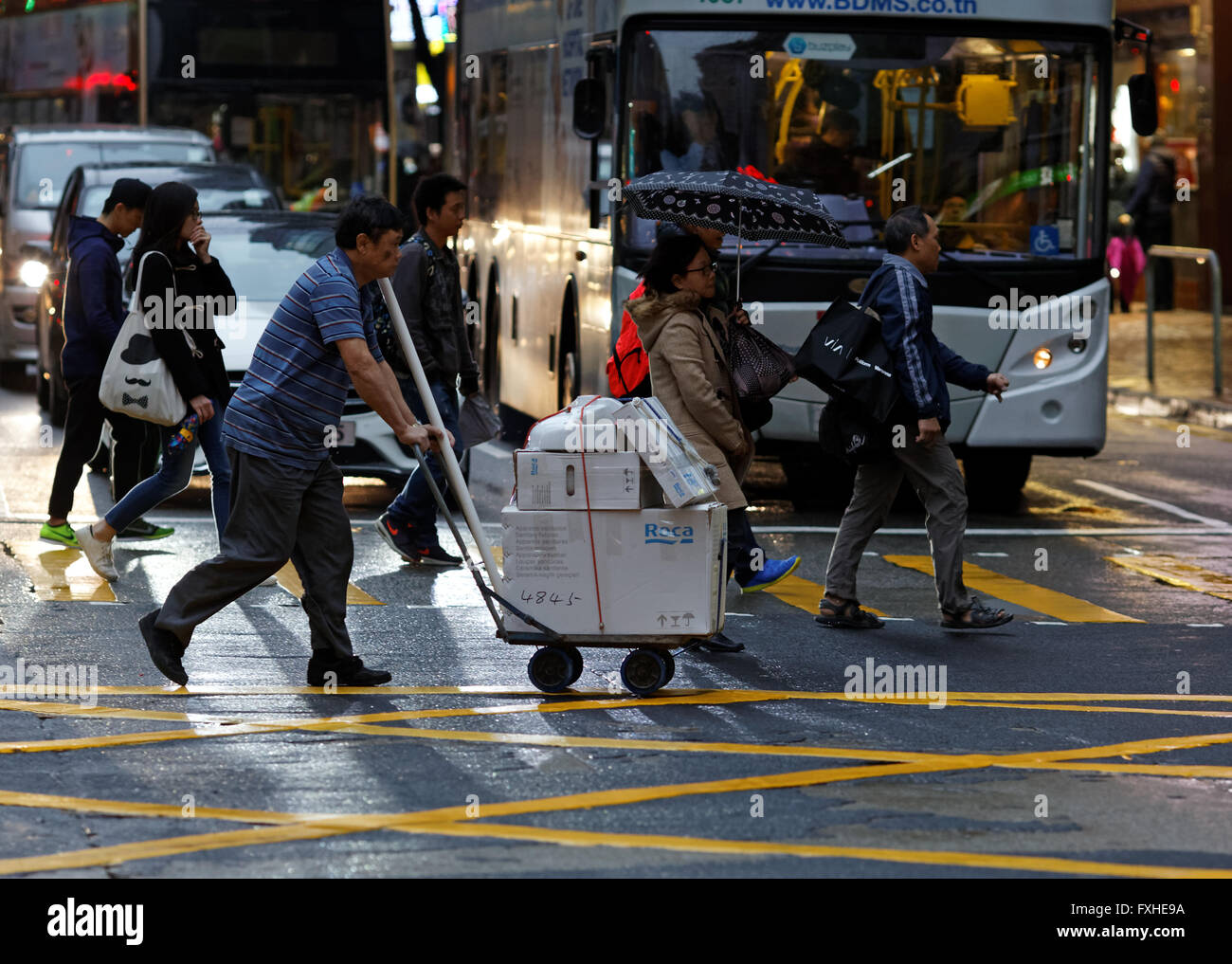 Hong Kong Handwagen und Verkehr Stockfoto