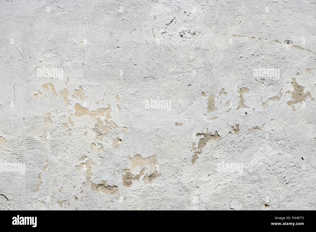 Weiß lackiertes alte schmutzige Beton Putz Wand Textur Hintergrund mit Pinsel Farbspuren, Defekte und Flecken Stockfoto