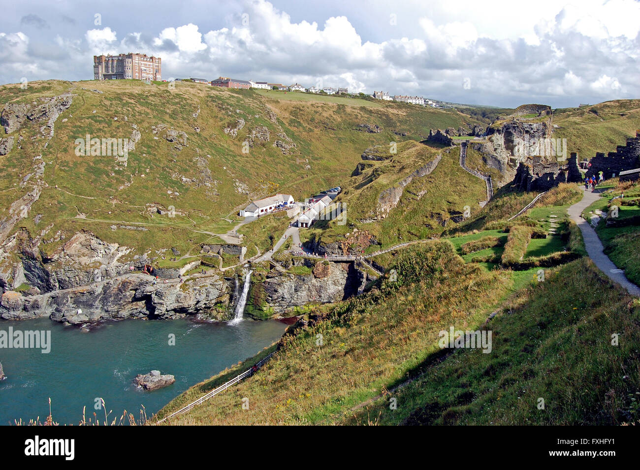 Die schroffen Felsen des kornischen Küste treffen das tiefblaue Meer bei Tintagel, England, uk Stockfoto