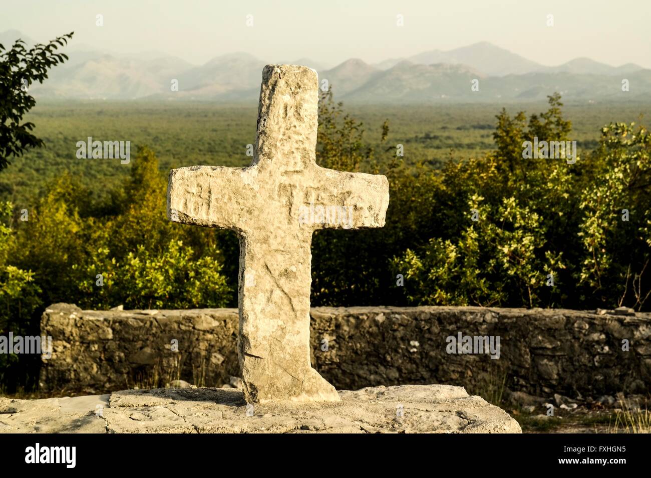 Dieses auf dem Friedhof von Mesari und Blick ins Popovo Polje. Stockfoto