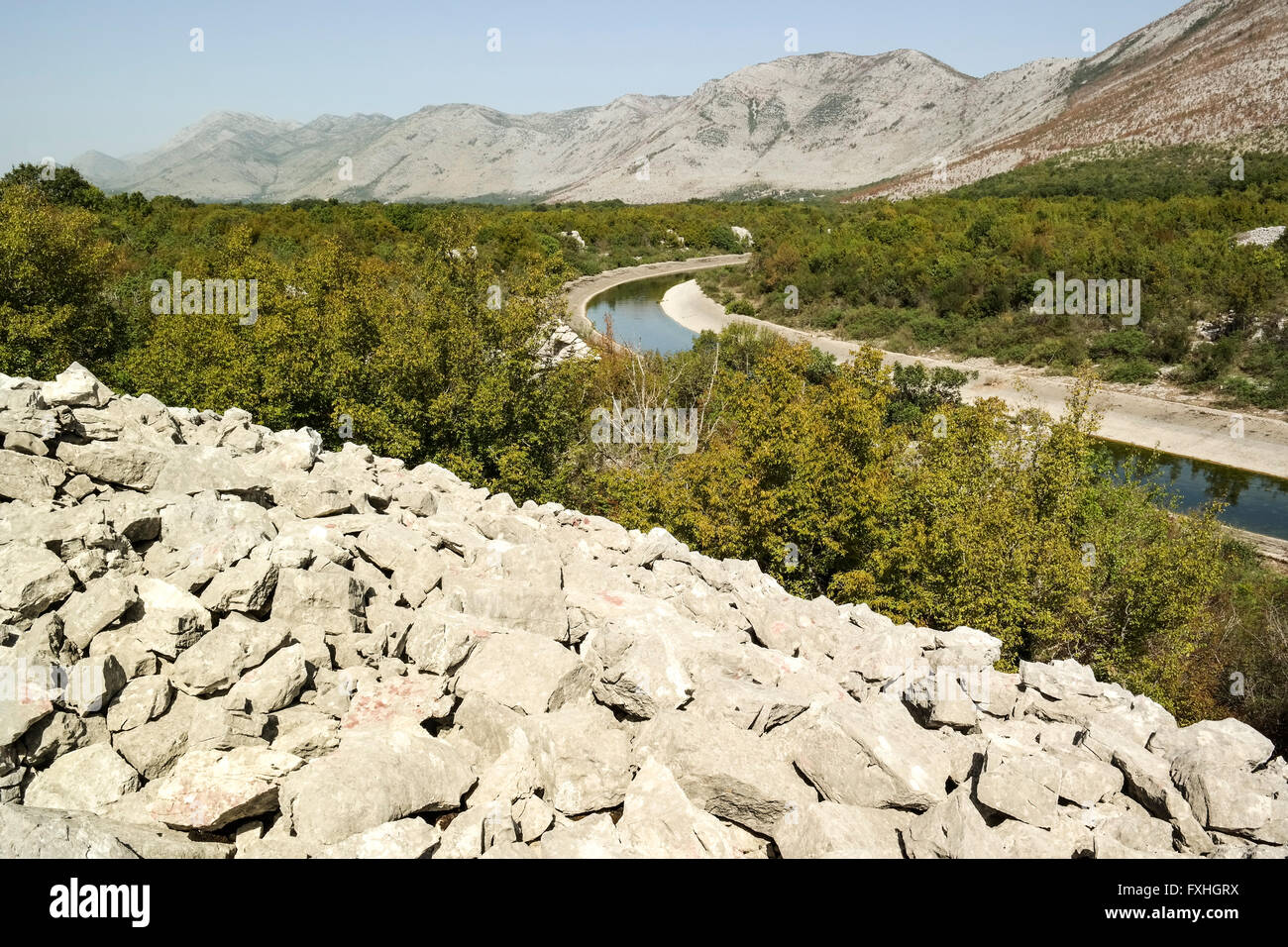 Trebisnjica Fluss und illyrischen Gravemound in Popovo Polje in der Nähe von Manastir Tvrdos (Republica Srpska). Stockfoto