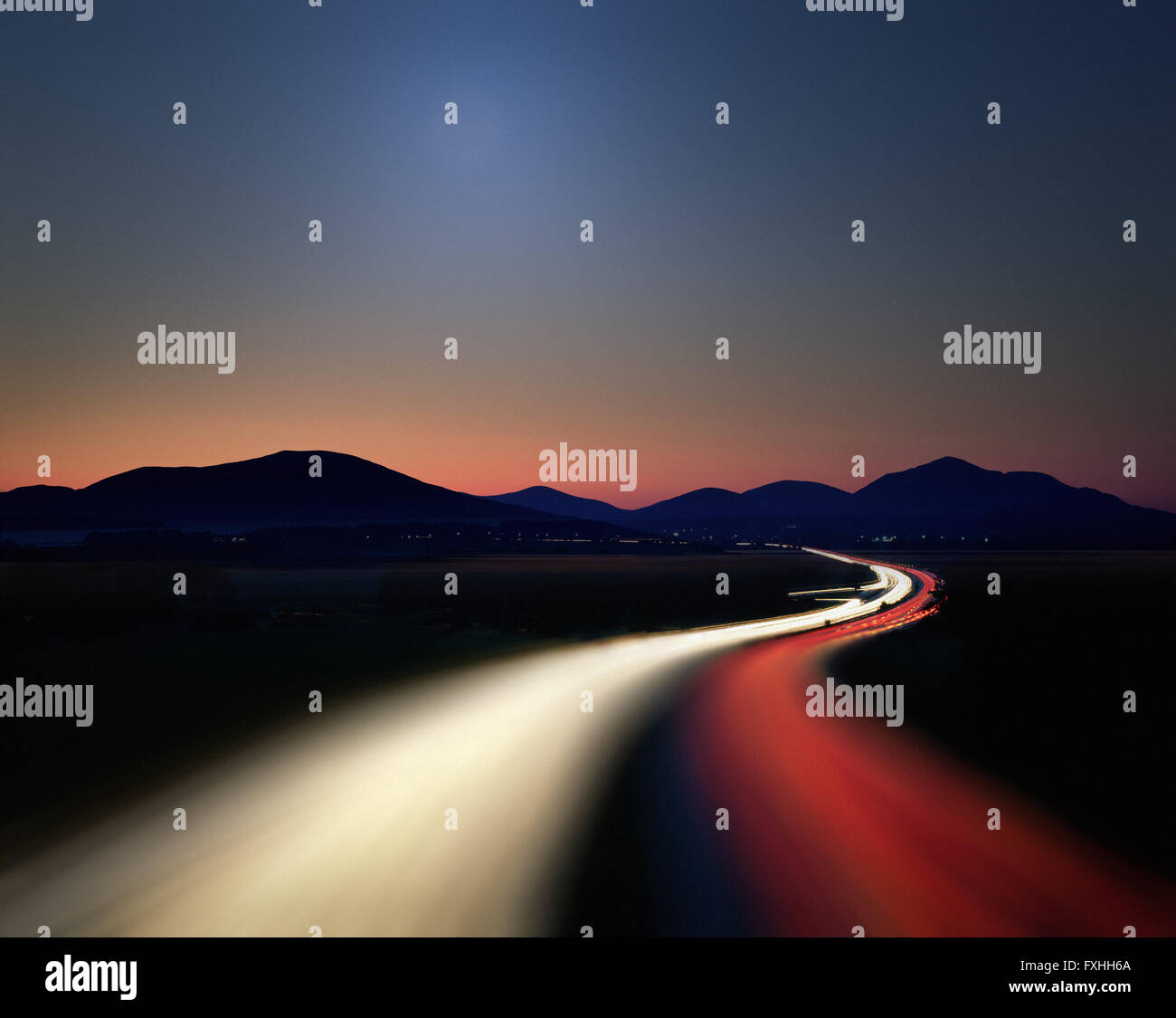 DE - Bayern: Autobahn München nach Salzburg bei Nacht Stockfoto