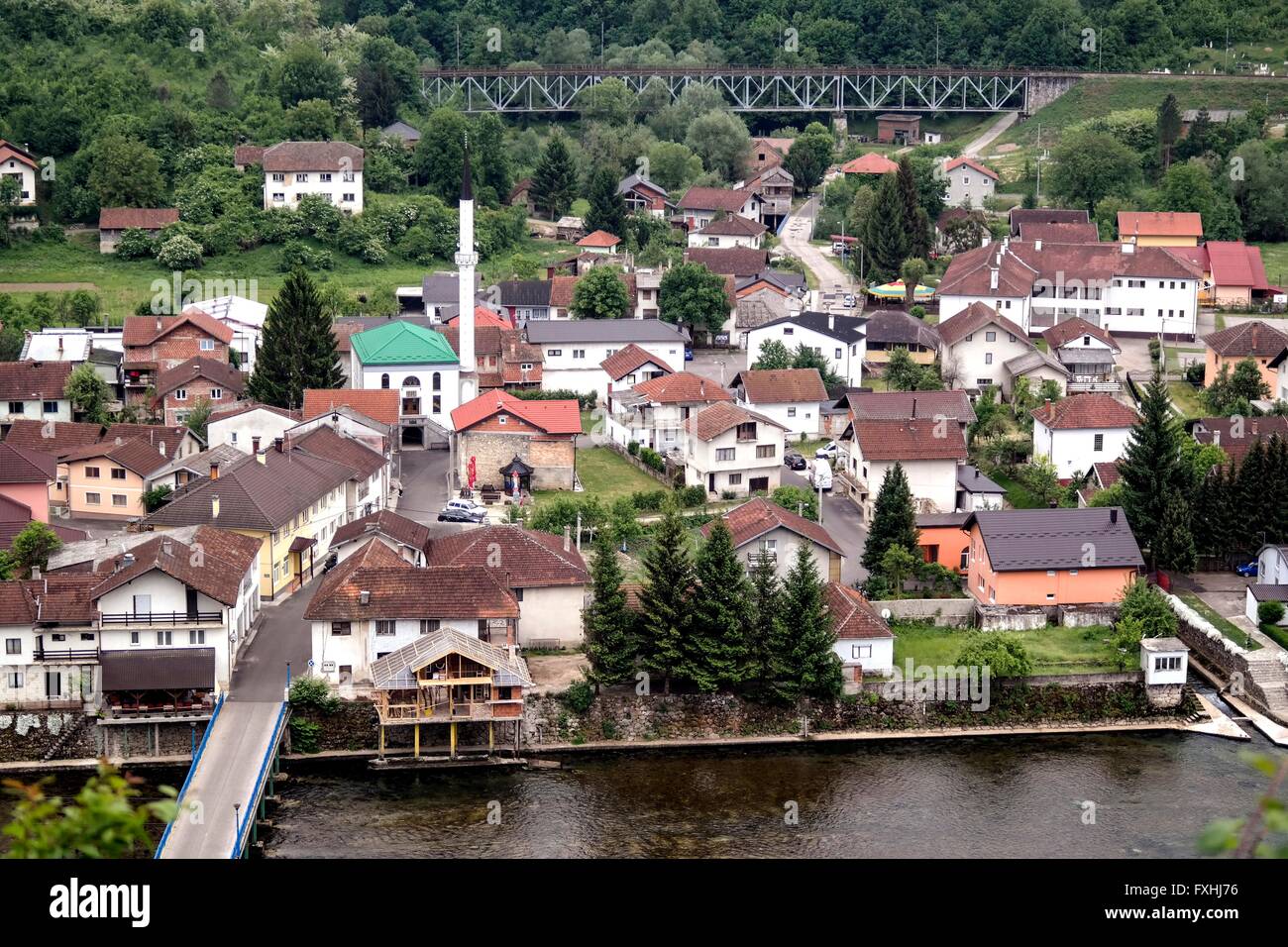 Tal des Flusses Una und Berge in Kulen Vakuf gesehen von Ruinen der alten Stadt "Havala". Stockfoto