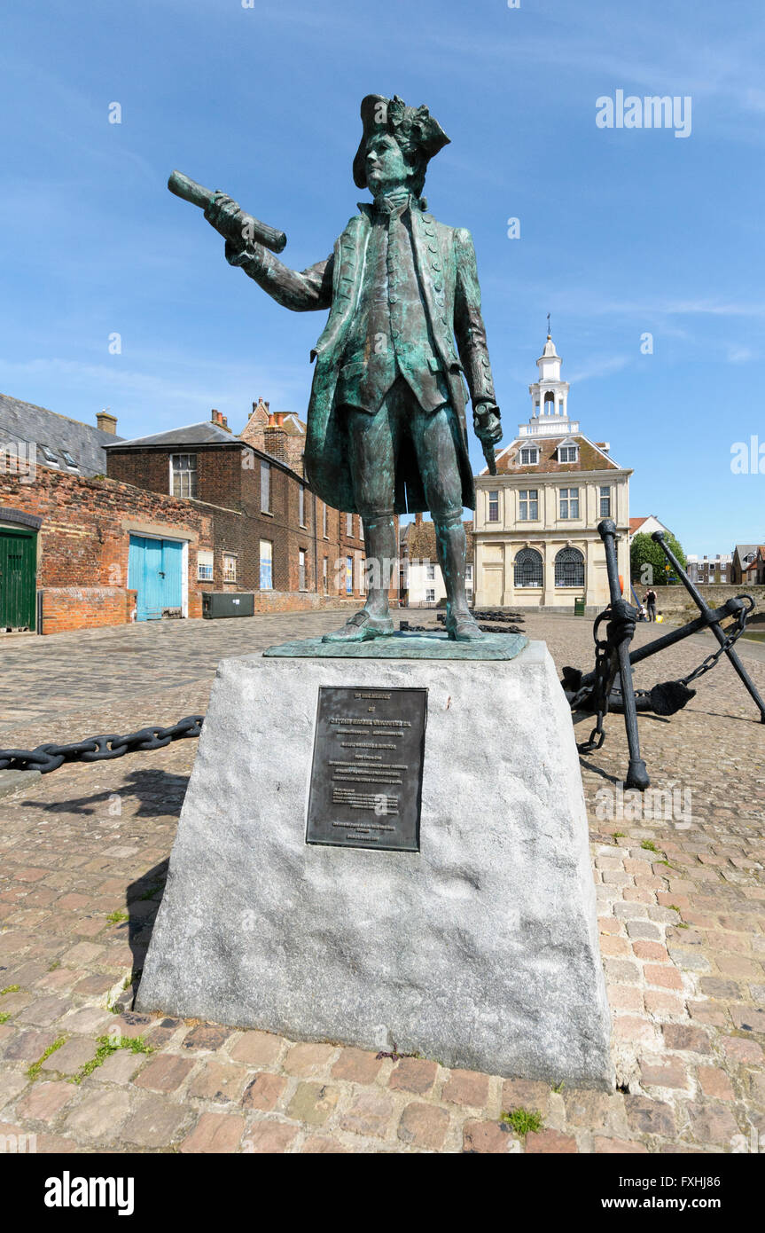 Statue von Kapitän George Vancouver RN vor dem Custom House, King's Lynn, Norfolk, England, UK Stockfoto