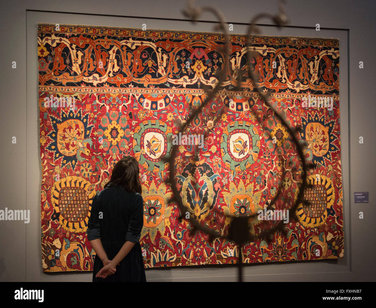 London, UK. 15. April 2016. Abgebildete Alice de Rothschild Vase Teppiche, est Christie präsentiert Highlights aus dem bevorstehenden Verkauf von orientalischen Teppichen und Teppichböden (19. April) und Kunst der islamischen und indischen Welten (21. April). Stockfoto