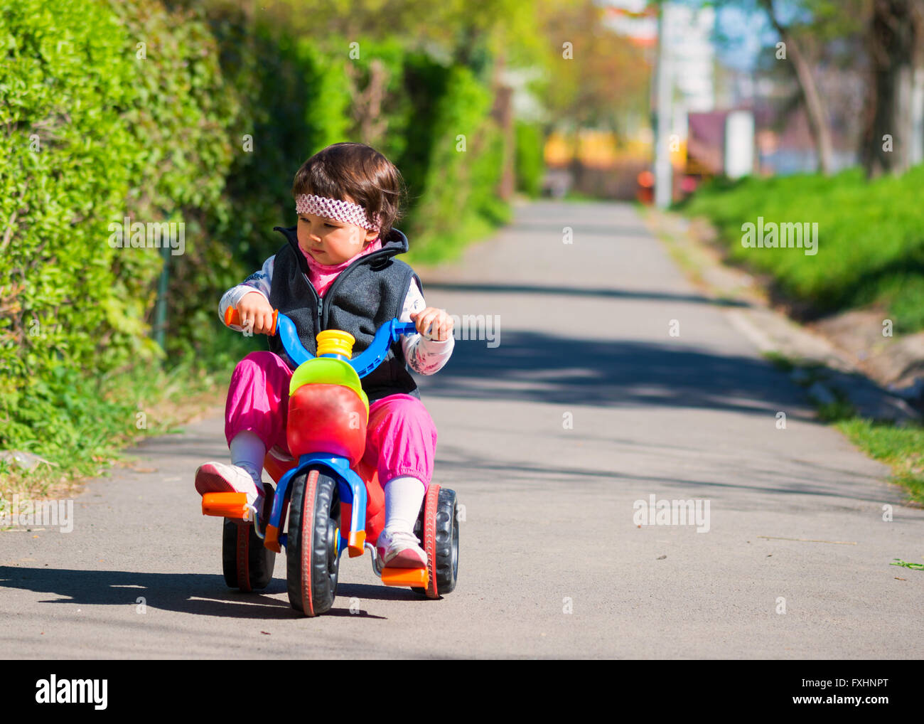 Kleine Mädchen-Fahrt auf dem Fahrrad Stockfoto