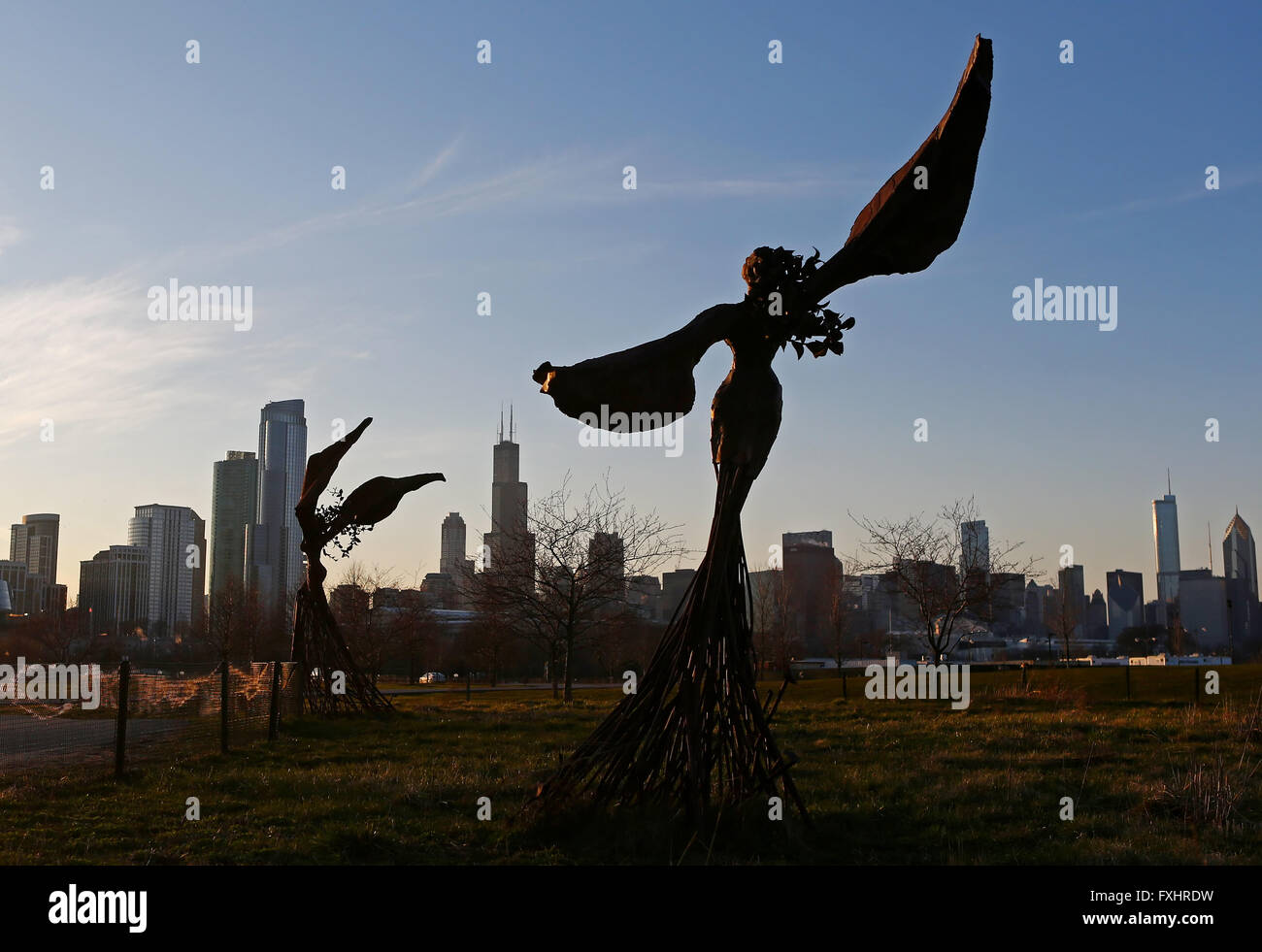 Daphne Garten Skulpturen von Dessa Kirk im nördlichen Island Park mit der Skyline von Chicago im Hintergrund in Chicago, IL, USA Stockfoto