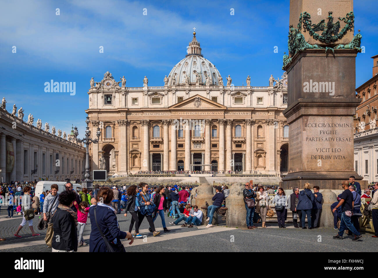Rom, Italien.  Str. Peters Basilica über St. Peter Platz gesehen. Stockfoto