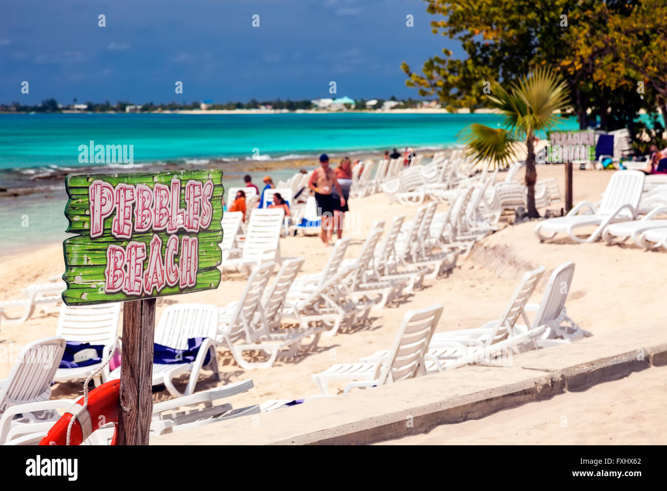 Pebble Beach, einer der zahlreichen kleinen Stränden, die den Cayman-Inseln zu bieten hat. Stockfoto