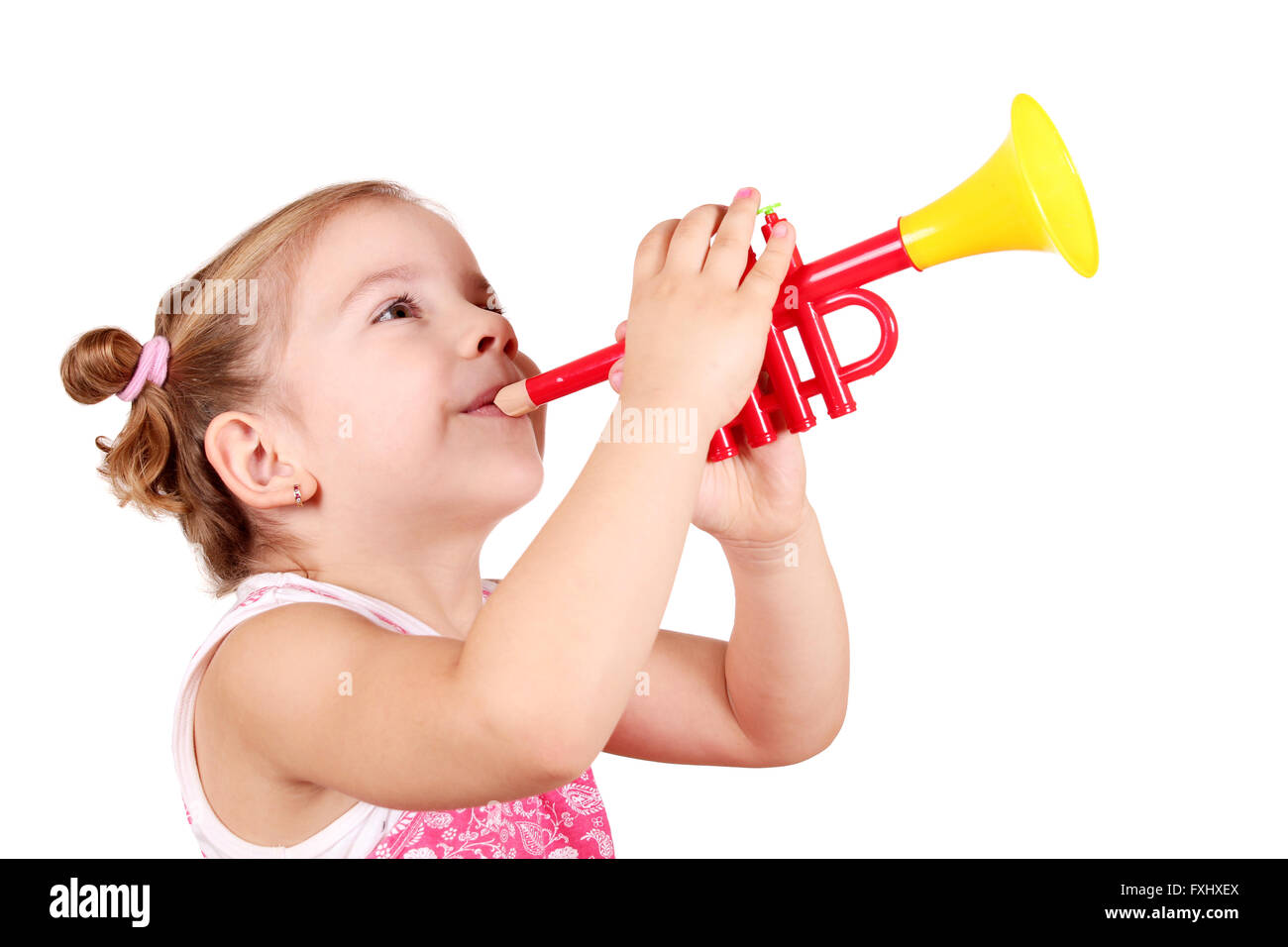 Schönheit kleine Mädchen spielen Trompete Stockfoto