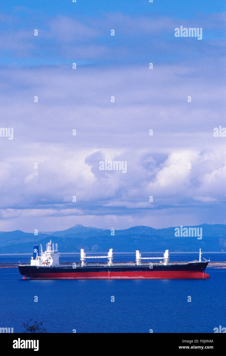 FRACHTER IN PORT ANGELES; STRAßE VON JUAN DE FUCA, WASHINGTON, USA Stockfoto