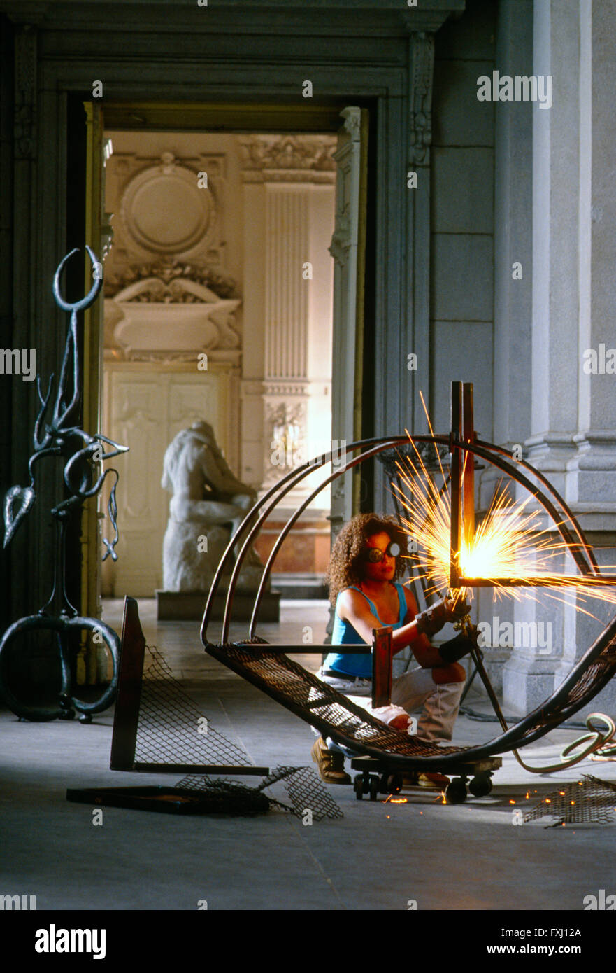 Weibliche Metall Bildhauer arbeiten mit Schweißbrenner Stockfoto