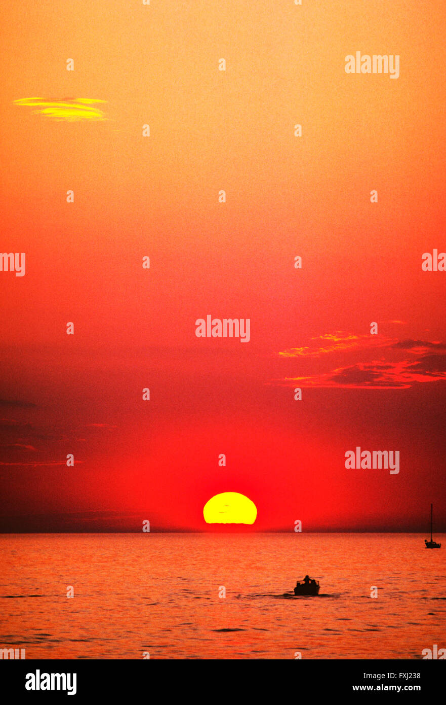 Orange Sonnenuntergang Motorboot am Lake Michigan; Michigan; USA Stockfoto