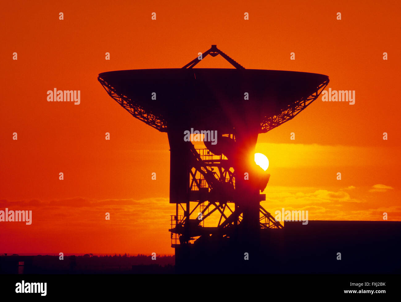 Sonnenuntergang über Telekommunikation Sat-Antenne in der Nähe von Cornwall: England Stockfoto