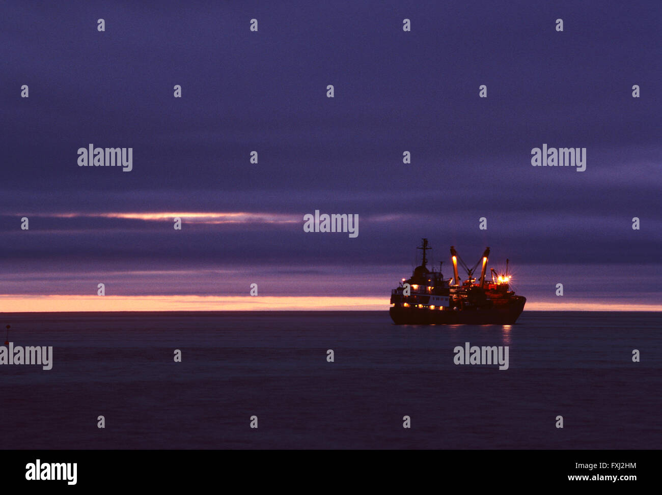 Abenddämmerung Blick; jährliche Versorgungsschiff; E240px; Baffin-Insel; Nunavut; Kanada Stockfoto
