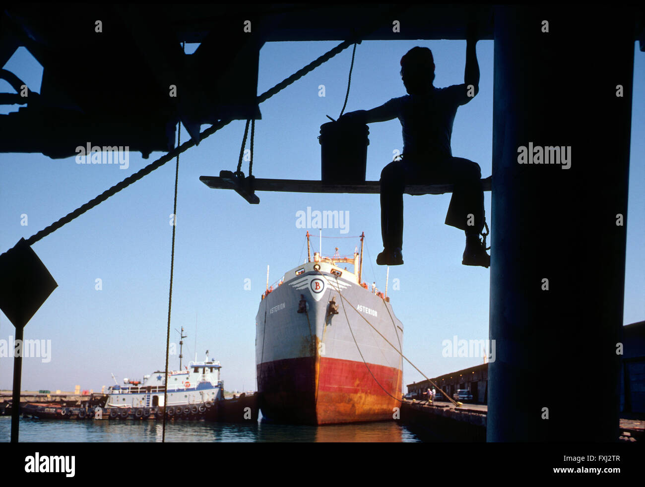 Hafenarbeiter Malerei Schiff; Rijeka; Kroatien Stockfoto