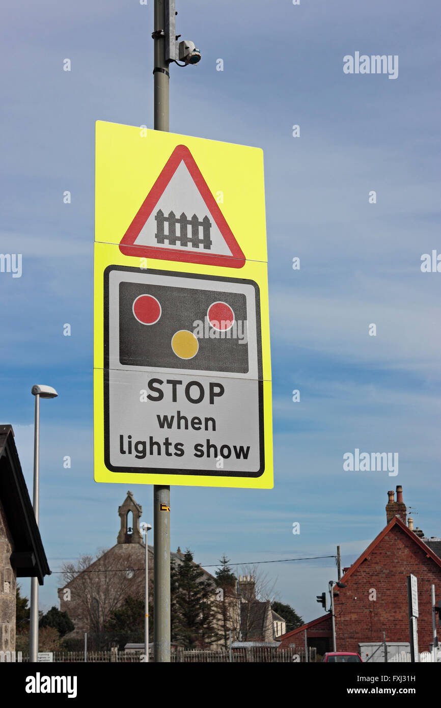 Ein Bahnübergang stoppt, wenn Lichter Zeichen zeigen Stockfoto