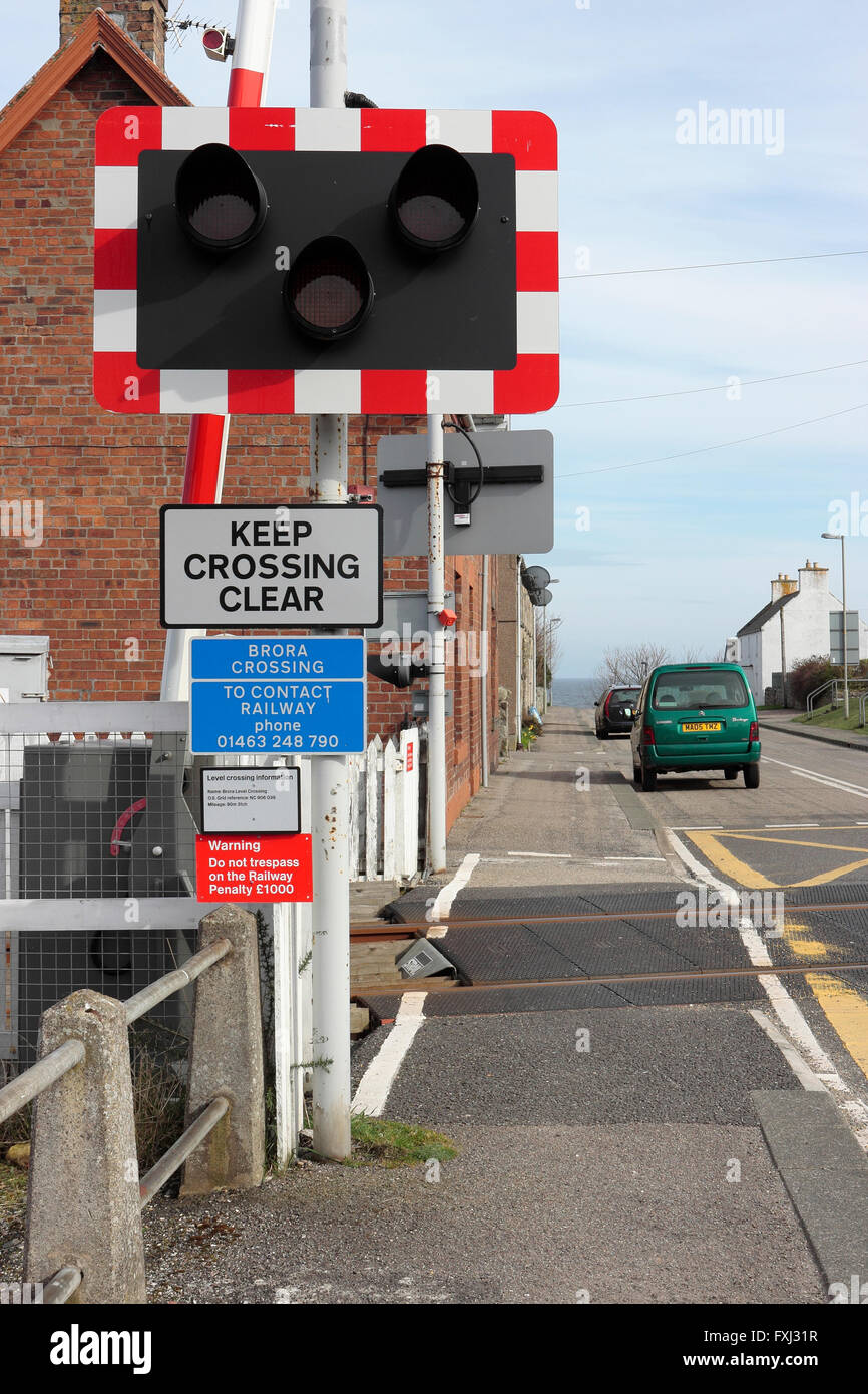 Brora Bahnübergang Signage, Schottland, UK Stockfoto