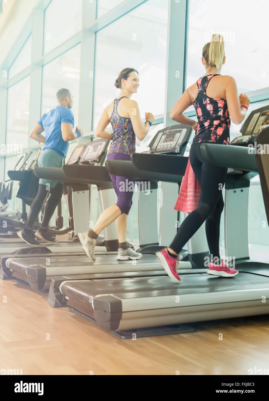 Männer und Frauen, die Joggen auf dem Laufband im Fitnessstudio Stockfoto