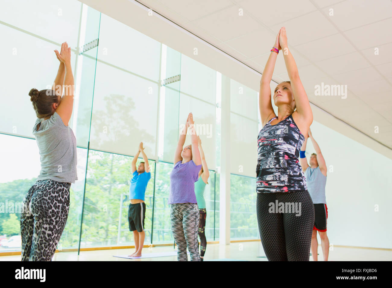 Yoga-Kurs mit erhobenen Armen Stockfoto