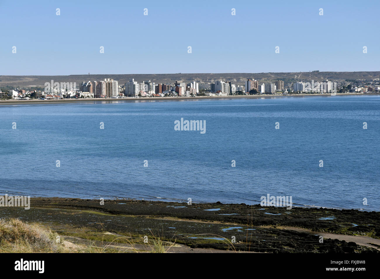 Ansicht von Puerto Madryn aus Punta Cuevas Stockfoto