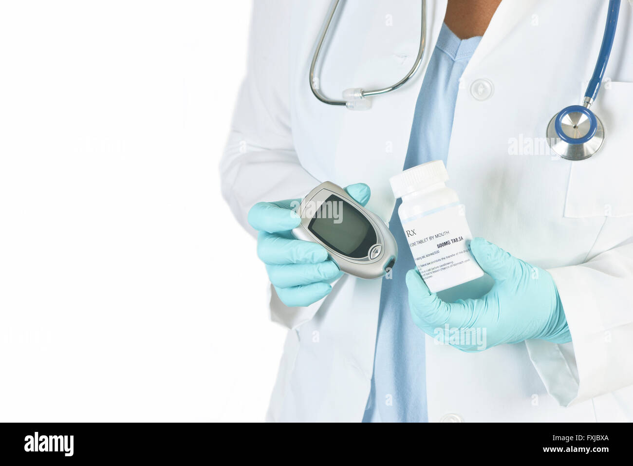 Arzt hält Diabetesmedikamente und Glucometer auf weißem Hintergrund. Stockfoto