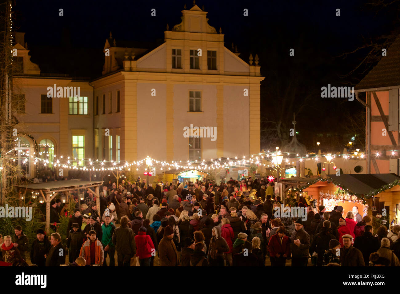Deutschen Weihnachtsmarkt in der Nacht. Stockfoto