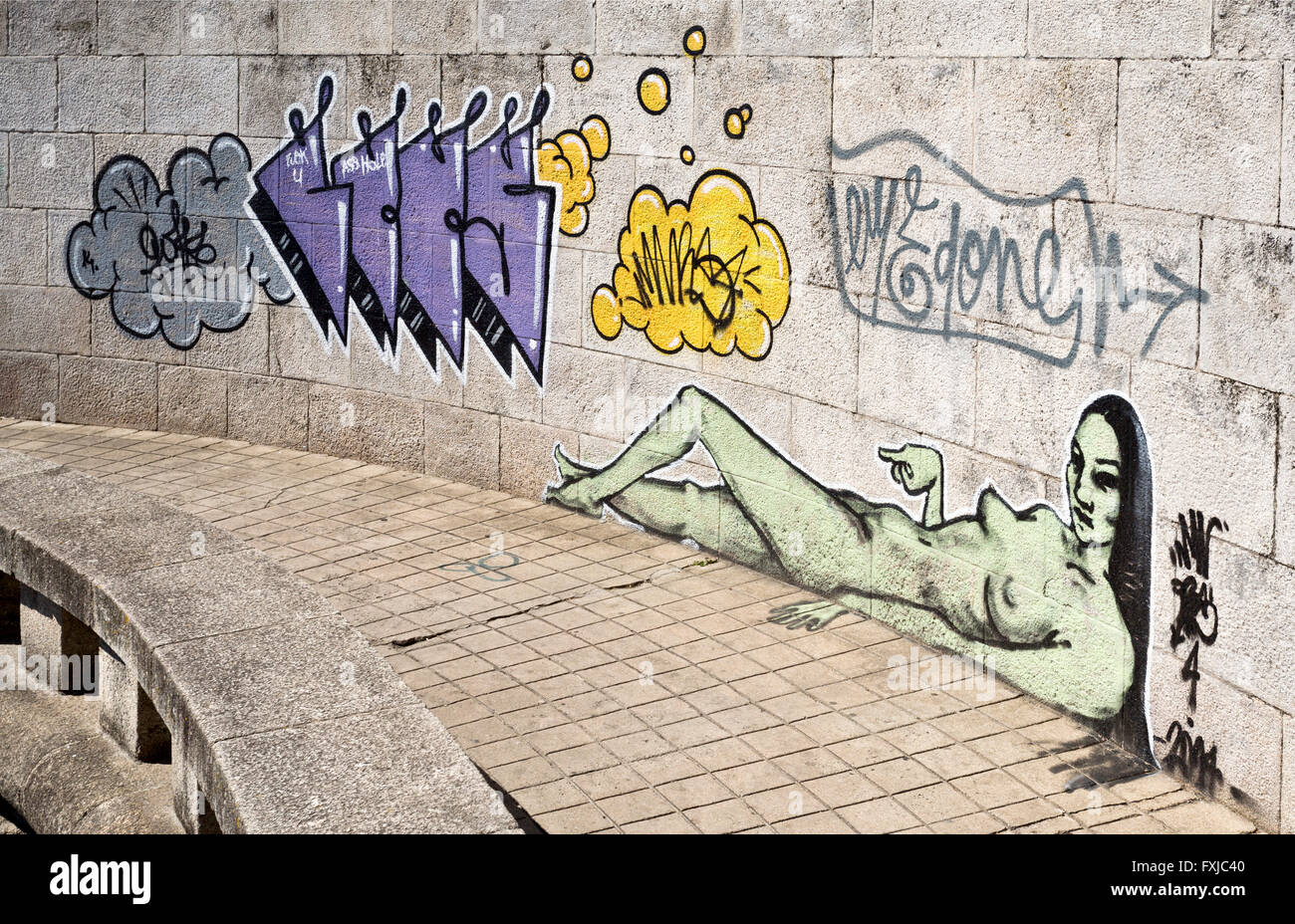 Beispiel der Street Art auf eine nicht-autorisierte öffentliche Wand in Portugal. Keine Freigabe weil die Künstler unbekannt sind. Stockfoto