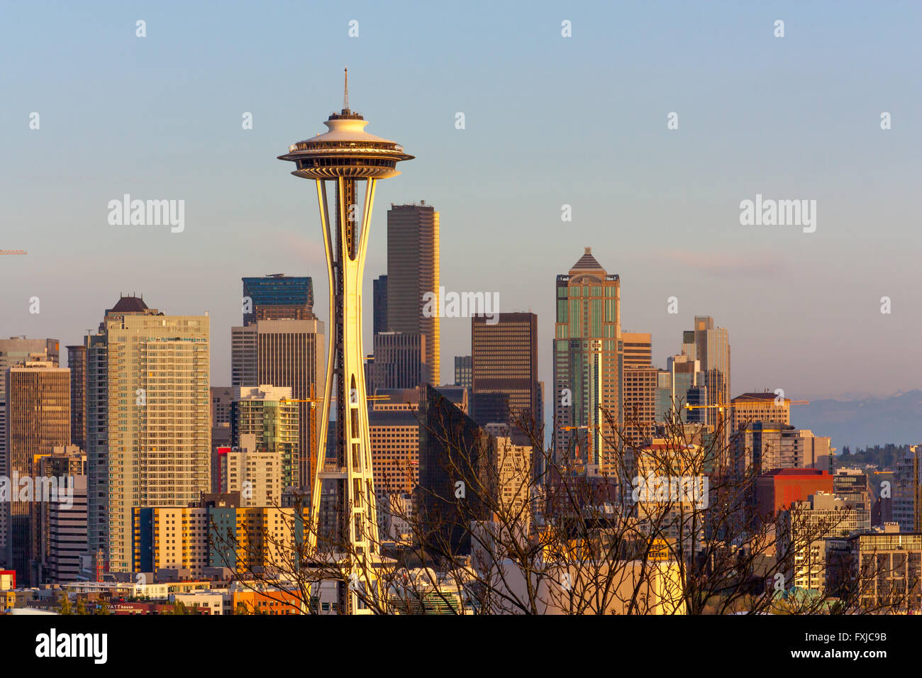 Space Needle bei Sonnenuntergang in Seattle, Washington, WA zur goldenen Stunde, warmes Licht auf die Skyline der Stadt und Architektur im Zentrum Stockfoto