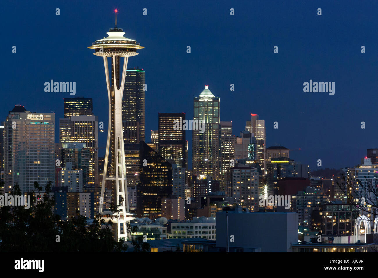 Space Needle mit Skyline-Lichtern in Seattle, Washington WA bei Dämmerung, dämmerliche Architektur im Zentrum der Innenstadt, Gebäude bei Nacht Stockfoto