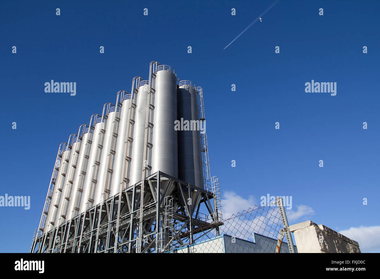 Industrielle Silos in der chemischen Industrie Stockfoto