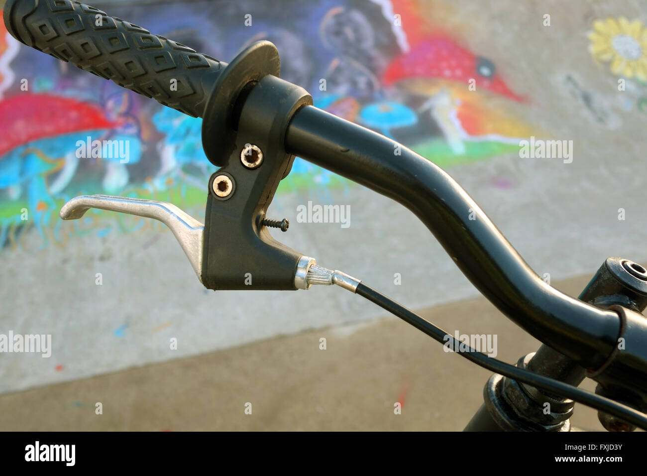 Detail von einem billigen Fahrrad Bremshebel. April 2016 Stockfoto