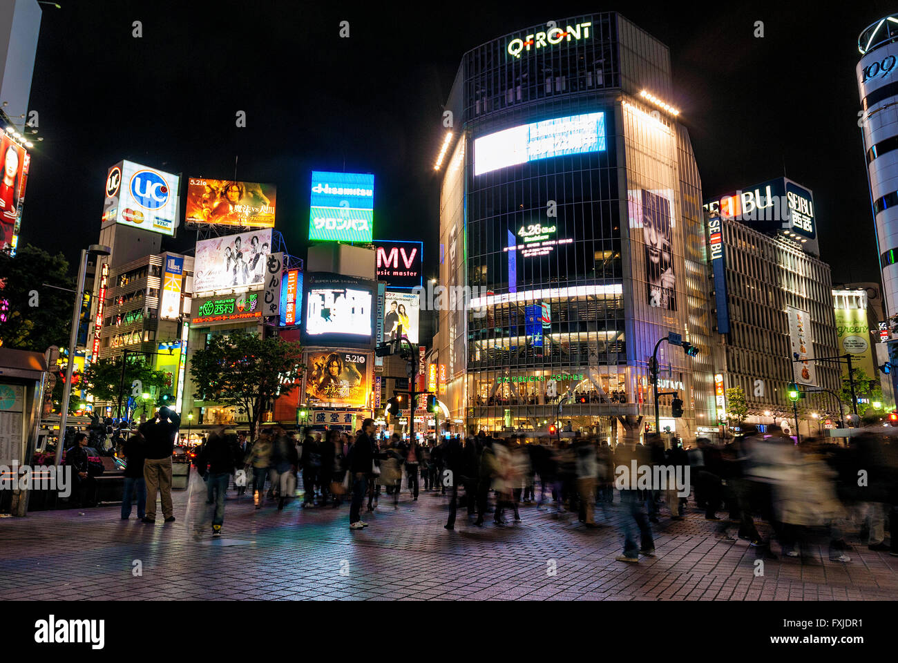 Hachiko Kreuzung in belebten Shibuya Gegend von Tokio in der Nacht Stockfoto