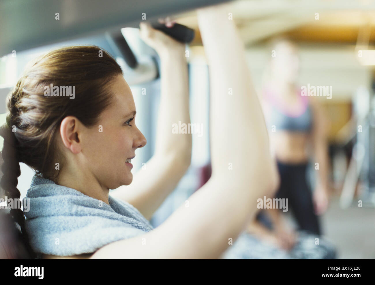 Frau mit Trainingsgeräten im Fitnessstudio hautnah Stockfoto