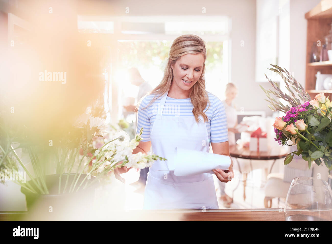 Überprüfung der Papiere im Blumenladen Blumengeschäft Stockfoto