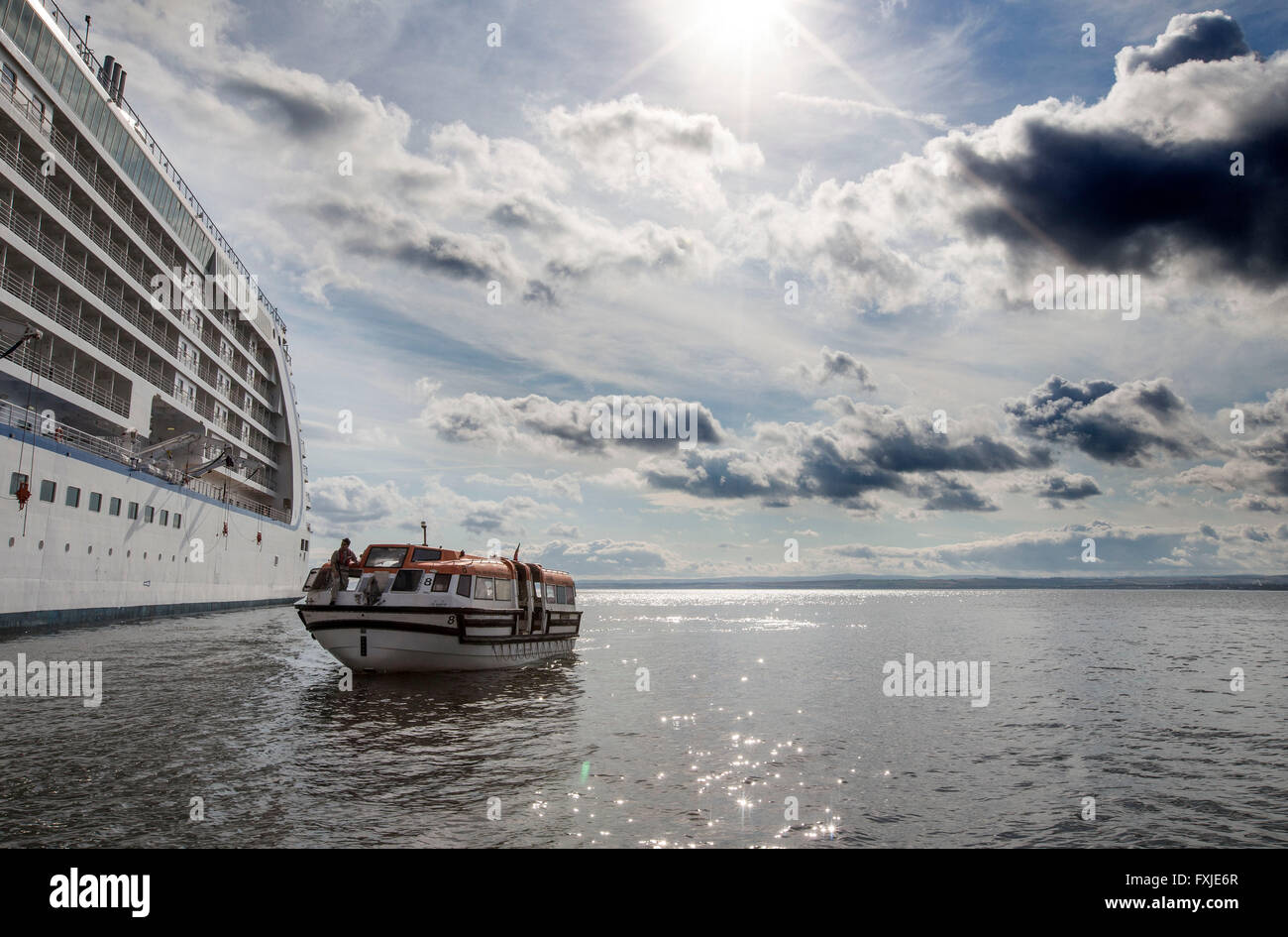 Luxus Liner sieben Meere Annäherung an Edinburgh Stockfoto