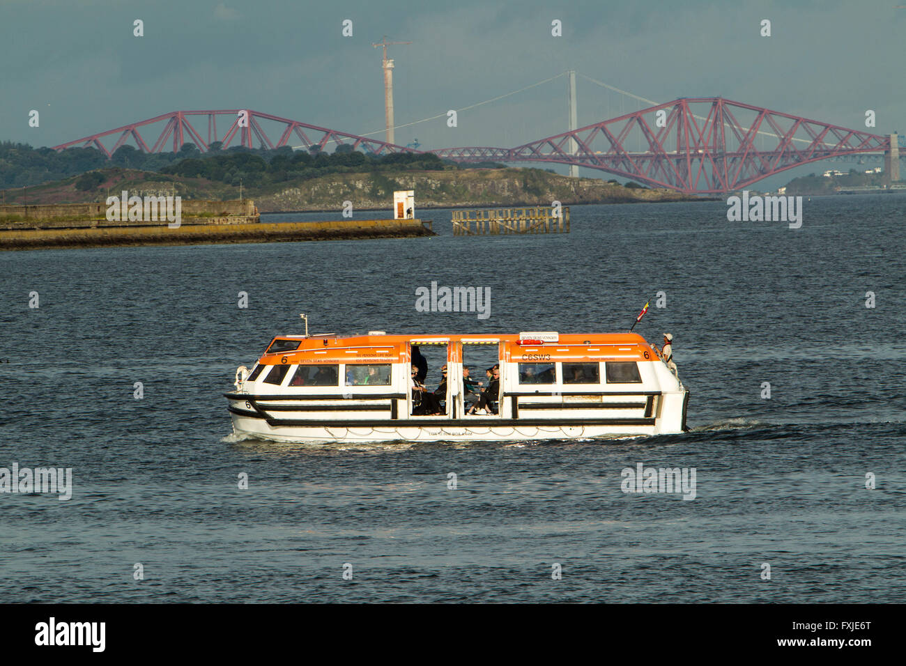 Ausschreibung vom Luxusliner sieben Weltmeere Annäherung an Edinburghs New Haven Harbor Stockfoto