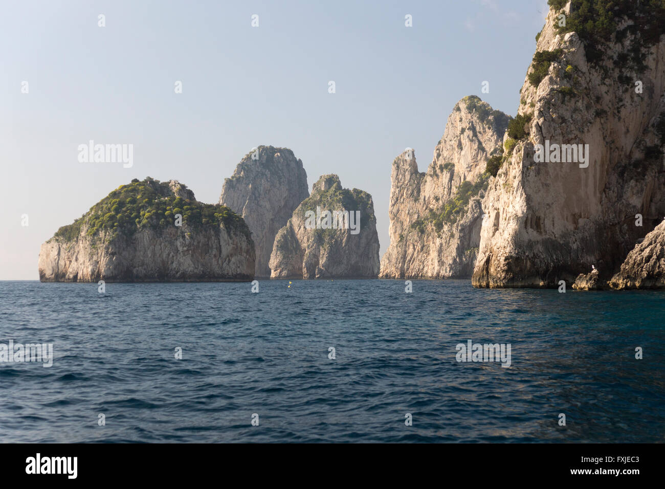 Die Faraglioni Felsen, Stella, di Mezzo und di Fuori vor der Südküste von Capri. Capris legendäres Trio von Meeresriesen im Golf von Neapel. Italien Stockfoto