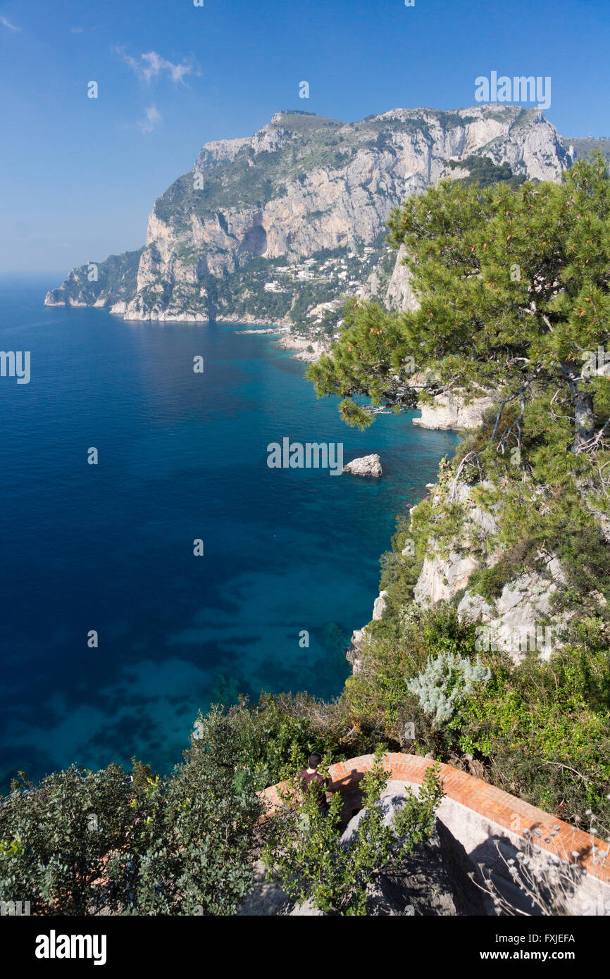 Ein Tourist, der ein Bild vom Blick auf die Punta Ventroso und Punta di Mulo auf der Südseite von Capri und die Bucht von Marina Piccola gemacht hat. Italien Stockfoto