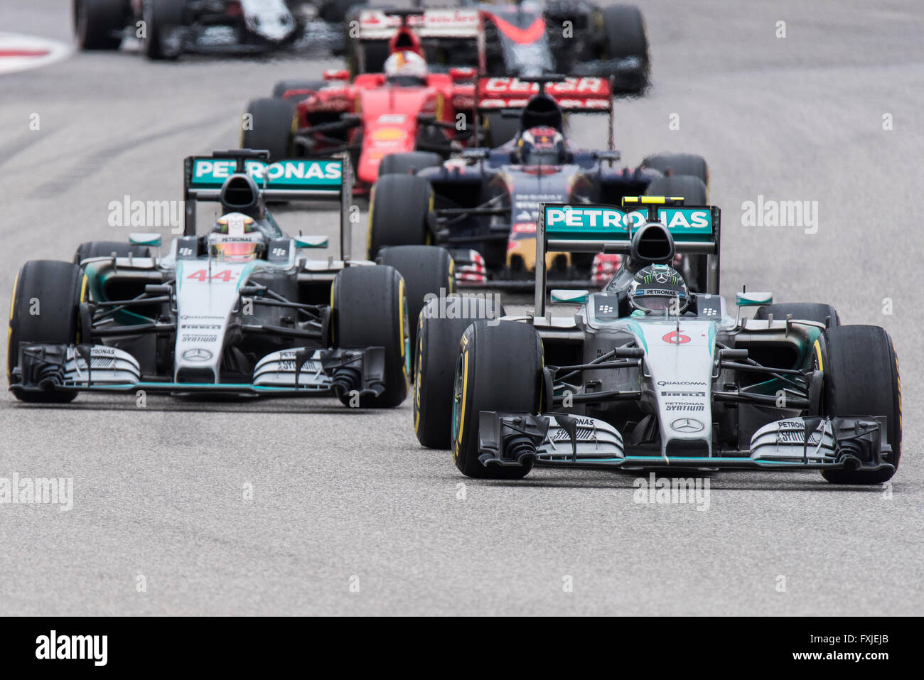 Nico Rosberg führt Lewis Hamilton früh im 2015 USA Grand Prix Circuit of the Americas in Austin, Texas. Stockfoto