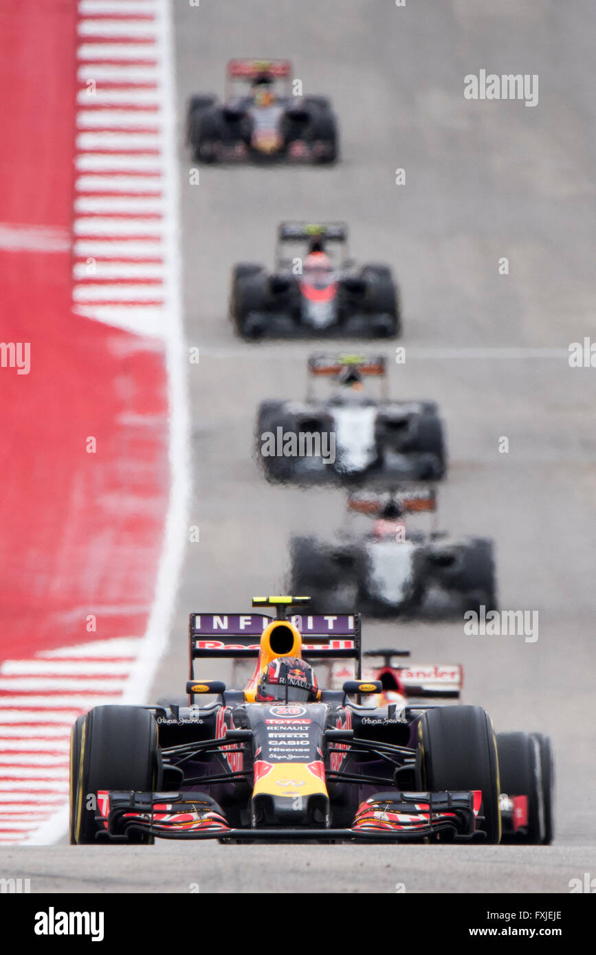 Daniil Kvyat von Red Bull führt eine Gruppe von Autos in der ersten Kurve 11 auf Rennstrecke von Amerika während des 2015 USA Grand Prix. Stockfoto