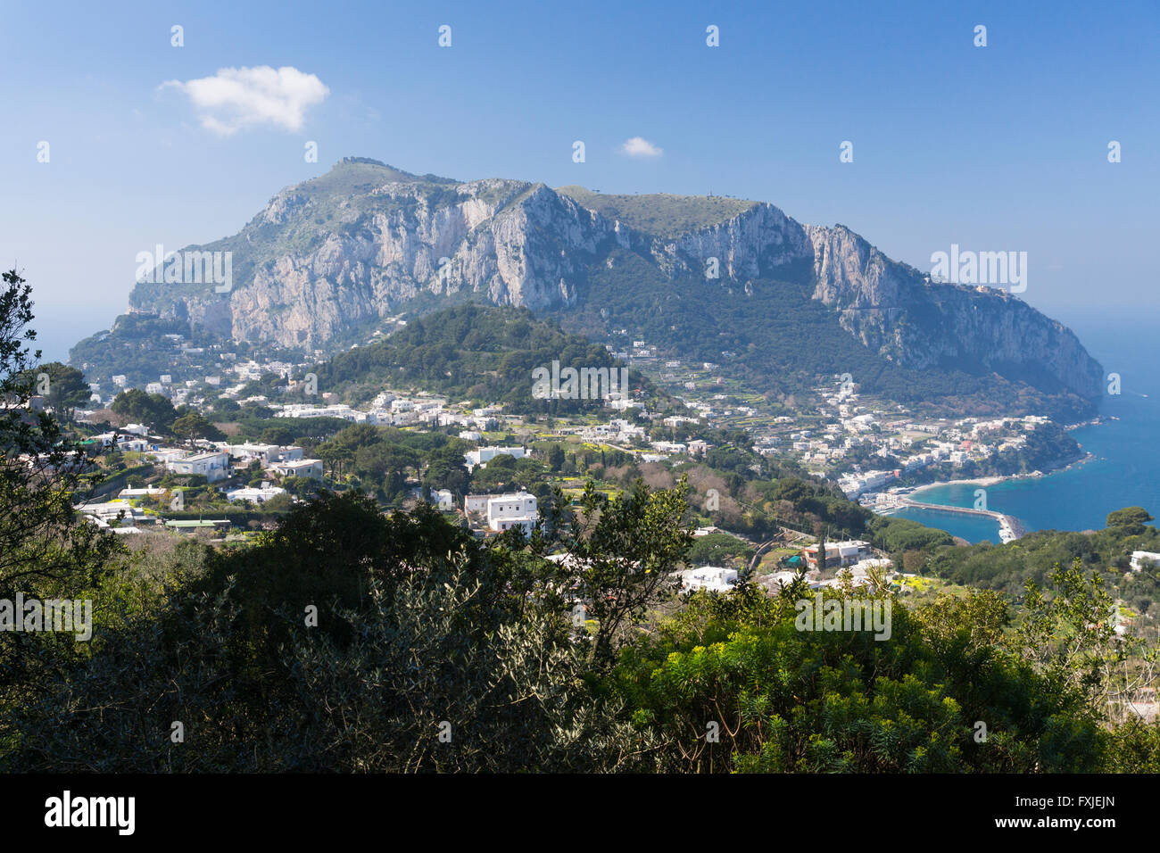 Stadt von Capri und Anacapri von der Ostseite der Insel aus gesehen Stockfoto