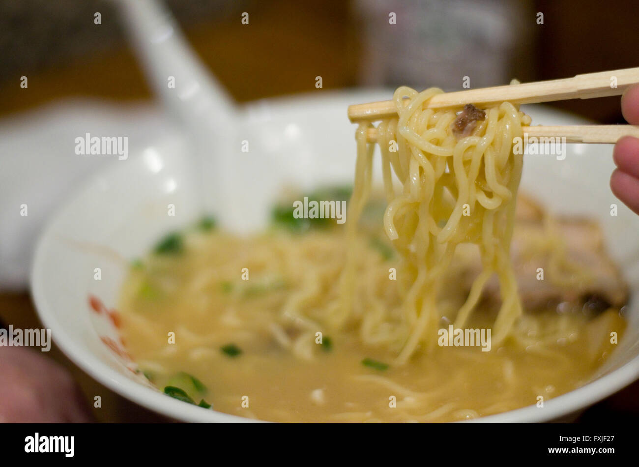 Japanische Ramen-Nudeln mit Stäbchen gegessen. Aufgenommen in einem Restaurant in Osaka. Stockfoto