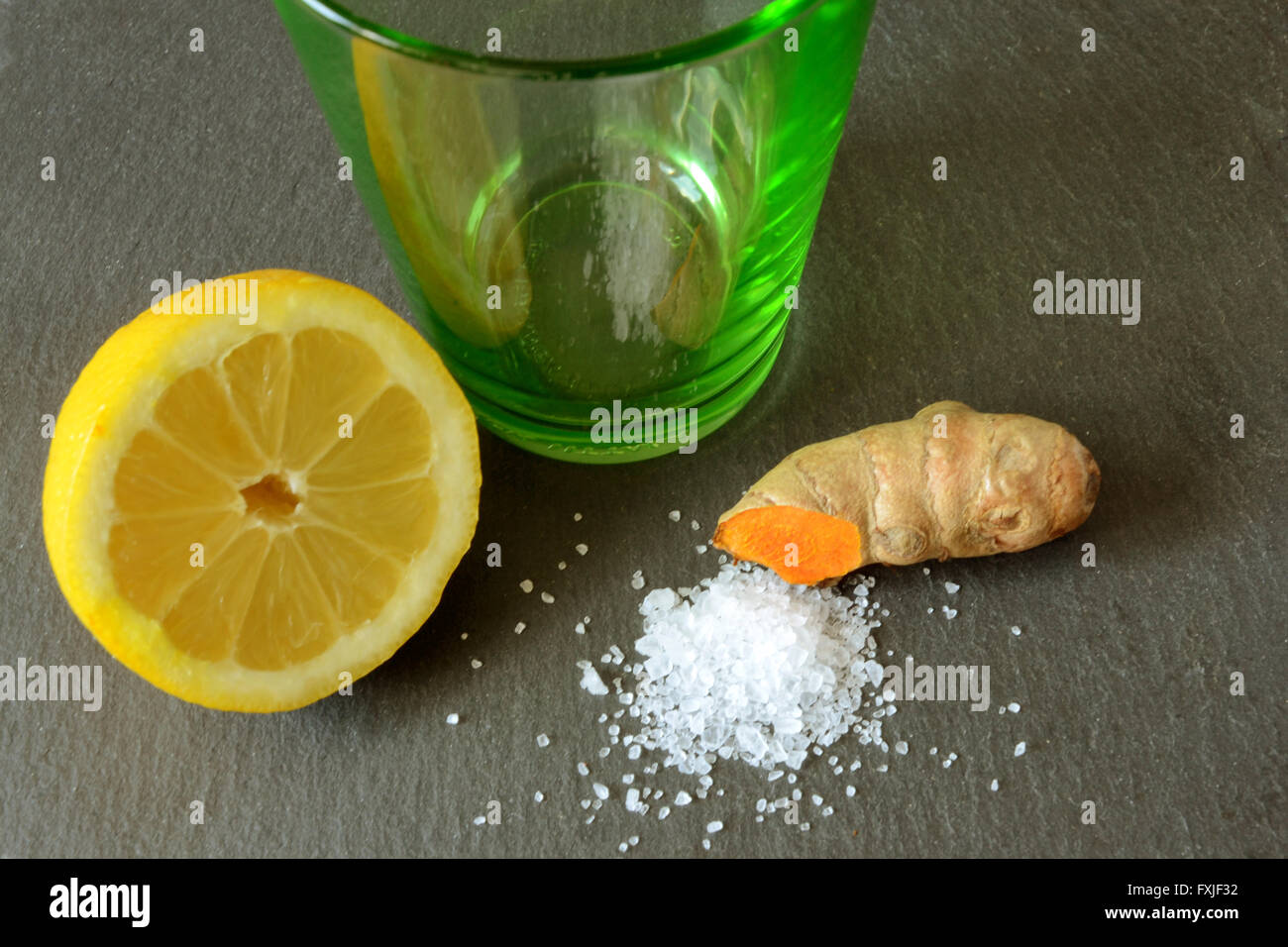 Ein gesunder Weg, um den Tag zu beginnen: ein Glas Limonade, die auch einige Meer-Salz und gemahlener Kurkuma-Wurzel (Curcumin) enthält. Stockfoto