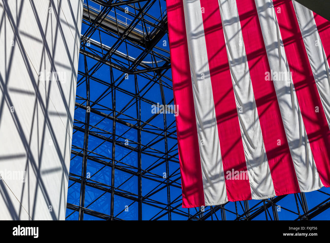 Stars And Stripes hängen in John F, Kennedy Presidential Library And Museum, Columbia Point, Boston, MA, USA Stockfoto