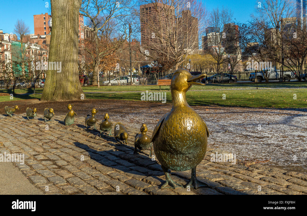 Eine bronzene Entenskulptur, „Machen Sie Platz für Entlein“ im Boston Public Garden, Boston, Massachusetts, USA Stockfoto